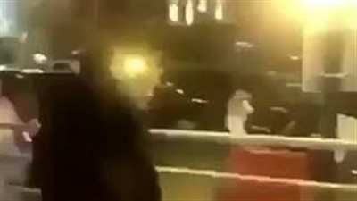 بالفيديو.. لحظة اعتداء شاب سعودي على فتيات يقدن سيارة بالرياض