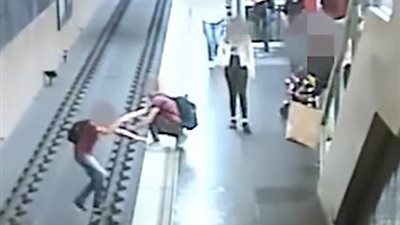 شاب يدفع رجلا من أعلى رصيف قطار بسبب حبيبته (فيديو وصور)