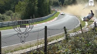 لحظة انقلاب سيارة سباق عشر مرات ونجاة سائقها (فيديو وصور)