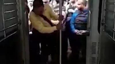 شاهد ما يفعله الهنود للحصول على مقاعد بالقطارات (فيديو)