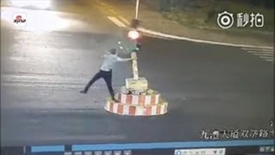 سائق تعب من الانتظار في إشارة المرور فحطمها (فيديو)