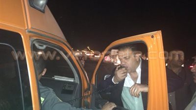 بالصور.. محافظ الفيوم يتفقد موقع حادث الطريق الصحراوي