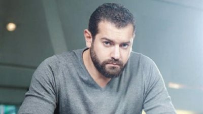 عمرو يوسف يصل مطار القاهرة قادمًا من دبى