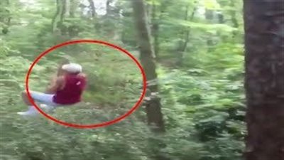 نهاية مروعة لشاب حاول الطيران بين الأشجار (فيديو)