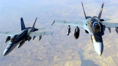 مقاتلات التحالف تدمر مخزن أسلحة وآليات للحوثيين شرق اليمن