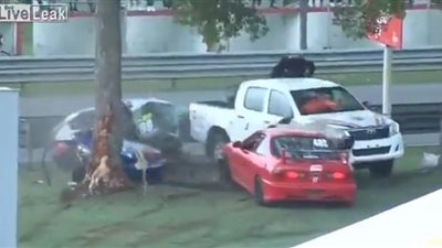 لحظة تعرض سائق لحادث مروع في سباق سيارات (فيديو)