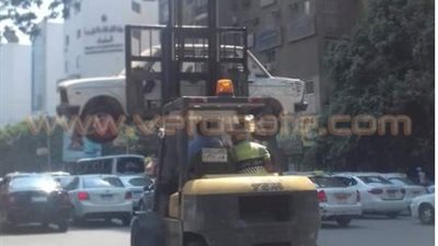 بالصورة.. رفع السيارات المخالفة باللودر بدلا من ونش المرور