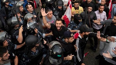 اشتباكات عنيفة في محيط مصرف لبنان المركزي.. واستمرار الاحتجاجات في البلاد