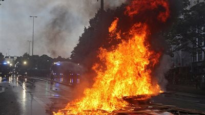 بالصور.. اشتباكات عنيفة بين الشرطة ومحتجين في إيطاليا