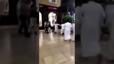 مشاجرة عنيفة بين مجموعة من الشباب بمول في الكويت (فيديو)