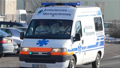 انهيار حواجز ملعب كرة قدم في فرنسا ووقوع إصابات خطيرة