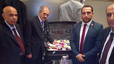 ضبط محاولة تهريب 33 كيلو مستحضرات تجميل داخل ملايات بمطار القاهرة