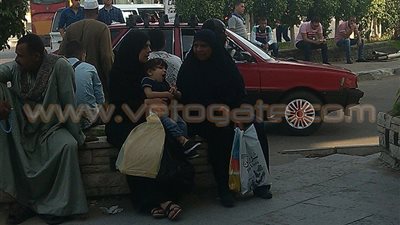 بالصور.. أولياء أمور طلاب الأزهر يفترشون الأرصفة أمام الجامعة