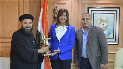 الكنيسة القبطية الأرثوذكسية تكرم وزيرة الهجرة (صور)