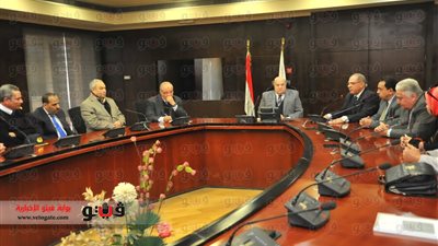 الدميري يلتقي عمال ومسئولي ميناء دمياط