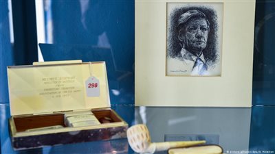 مقتنيات ثمينة للمستشار الألماني الراحل هيلموت شميت في مزاد للبيع