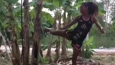 فتاة تحطم شجرة «موز» بقدمها (فيديو)