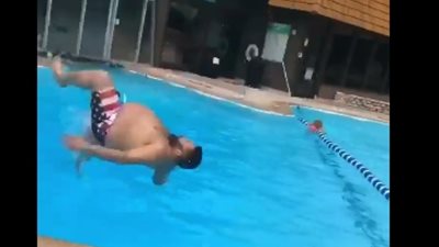 نهاية مروعة لشاب بدين حاول تقليد صديقه في القفز بحمام السباحة (فيديو)