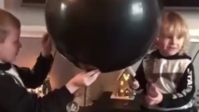 رد فعل طفل علم بجنس المولود الجديد (فيديو)