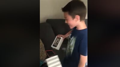 رد فعل صادم لطفلة حصل شقيقها على هاتف محمول هدية (فيديو)