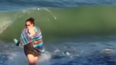 مواقف محرجة بسبب الأمواج (فيديو)