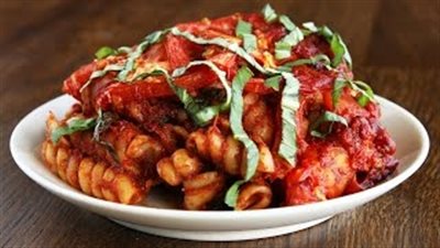 بالفيديو.. أسرع طريقة لإعداد المكرونة بالأعشاب وصوص الطماطم