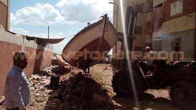 بالصور.. حملة لرفع الإشغالات والقمامة من أمام مدارس المطرية بالدقهلية