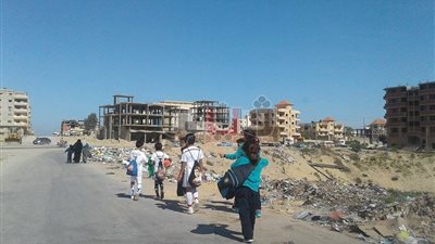 أكوام القمامة تغزو شوارع العريش.. والأهالي: «بنموت بالبطئ»