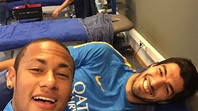 نيمار يلتقط «سيلفي المصابين» مع سواريز وميسي