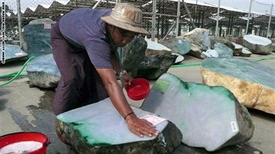 بالصور.. «حجر كريم» أغلي من الذهب