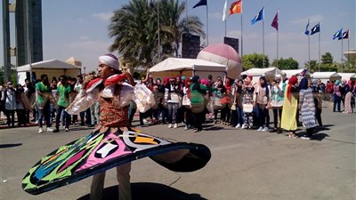 5 مشاهد «صادمة» بجامعة حلوان في أسبوع الدراسة الأول.. حفل لاستقبال الطلاب على أنغام «الليثى».. طلاب يرقصون «عراة» على أنغام المهرجانات.. مشهد المخدرات يلوث المناخ التعليم