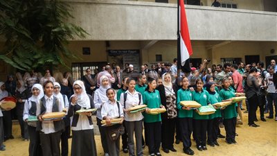 أولياء أمور مدرسة بالدقى يطالبون وزير التعليم بإلغاء نظام الفترتين