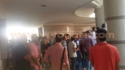 بالصور.. طلاب المعهد التكنولوجي بالعاشر يضربون عن الدراسة