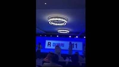بالفيديو.. بيع أرقام لوحة سيارة بمبلغ 2.65 مليون درهم في مزاد علني بدبي