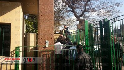 بالصور.. خناقة بين أمن وزارة الرياضة وموظفى «المهن»