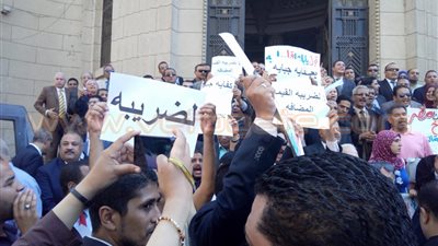 بالفيديو.. محامون ينتفضون أمام دار القضاء: «ضريبة إيه يا بيه»