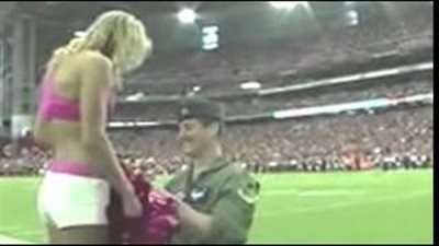 بالفيديو.. طيار يفاجئ حبيبته بخاتم الزواج في ملعب كرة