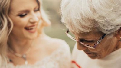 بالصور.. رد فعل امرأة ارتدت حفيدتها فستان فرحها دون علمها