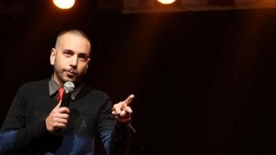 الخميس.. على قنديل يقدم حفلًا كوميديا بساقية الصاوى