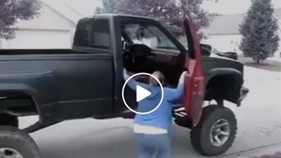 بالفيديو.. امرأة تتعرض لموقف محرج بسبب قصر قامتها