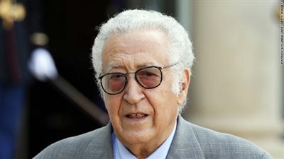 الأخضر الإبراهيمي يغادر مطار القاهرة متجها إلى فرنسا