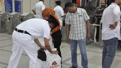 مجموعات شرطية لضبط الباعة والمتسولين بمترو الأنفاق