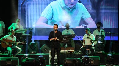 مصطفى عاطف يتألق بالأناشيد والابتهالات الدينية بساقية الصاوي (صور)