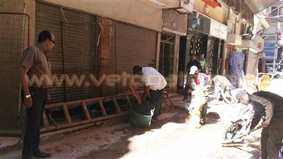 بالفيديو.. حل مشكلة ماسورة الصرف المكسورة في حي العرب ببورسعيد