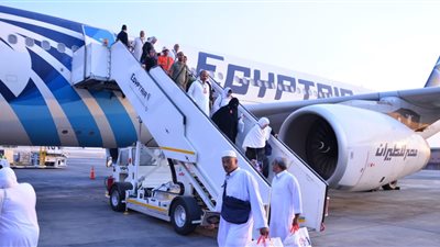 مصر للطيران تسير 14 رحلة لعودة 3 آلاف و140 حاجا لمطار القاهرة
