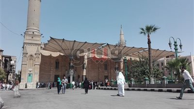 بالصور.. إغلاق مسجد الحسين عقب صلاة الظهر وسط تشديدات أمنية