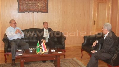 بالفيديو والصور.. زيارة مفاجئة لوزير البترول للفيوم