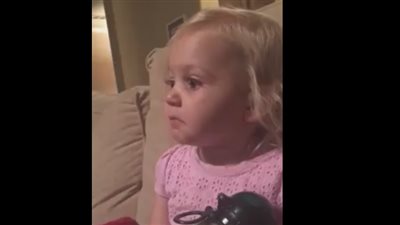 بالفيديو.. رد فعل طفلة على ضياع ديناصور من أمه بفيلم كرتون