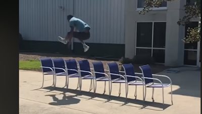 شاب يطير في الهواء لتجاوز 8 مقاعد (فيديو)