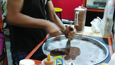 بالفيديو.. «آيس كريم بالكنافة.. مبادرة شباب بورسعيد لمواجهة البطالة».. صاحب محل: «الدايت» و«الرول» آخر اختراعاتنا.. طالب بأكاديمية بحرية: تجربة جديدة وعمل متواصل.. محمود: